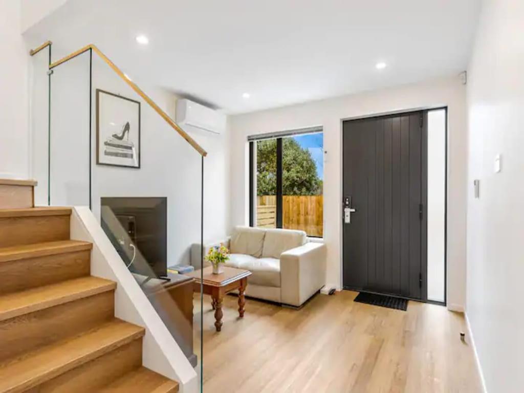 Wonderful Three Bedroom with Garage photo 2