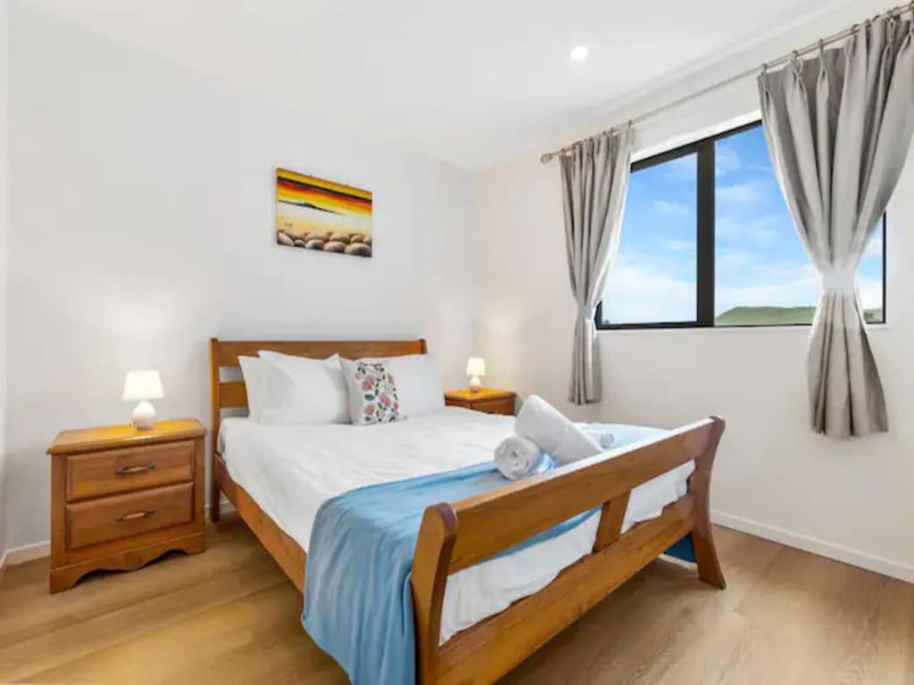 Wonderful Three Bedroom with Garage photo 5