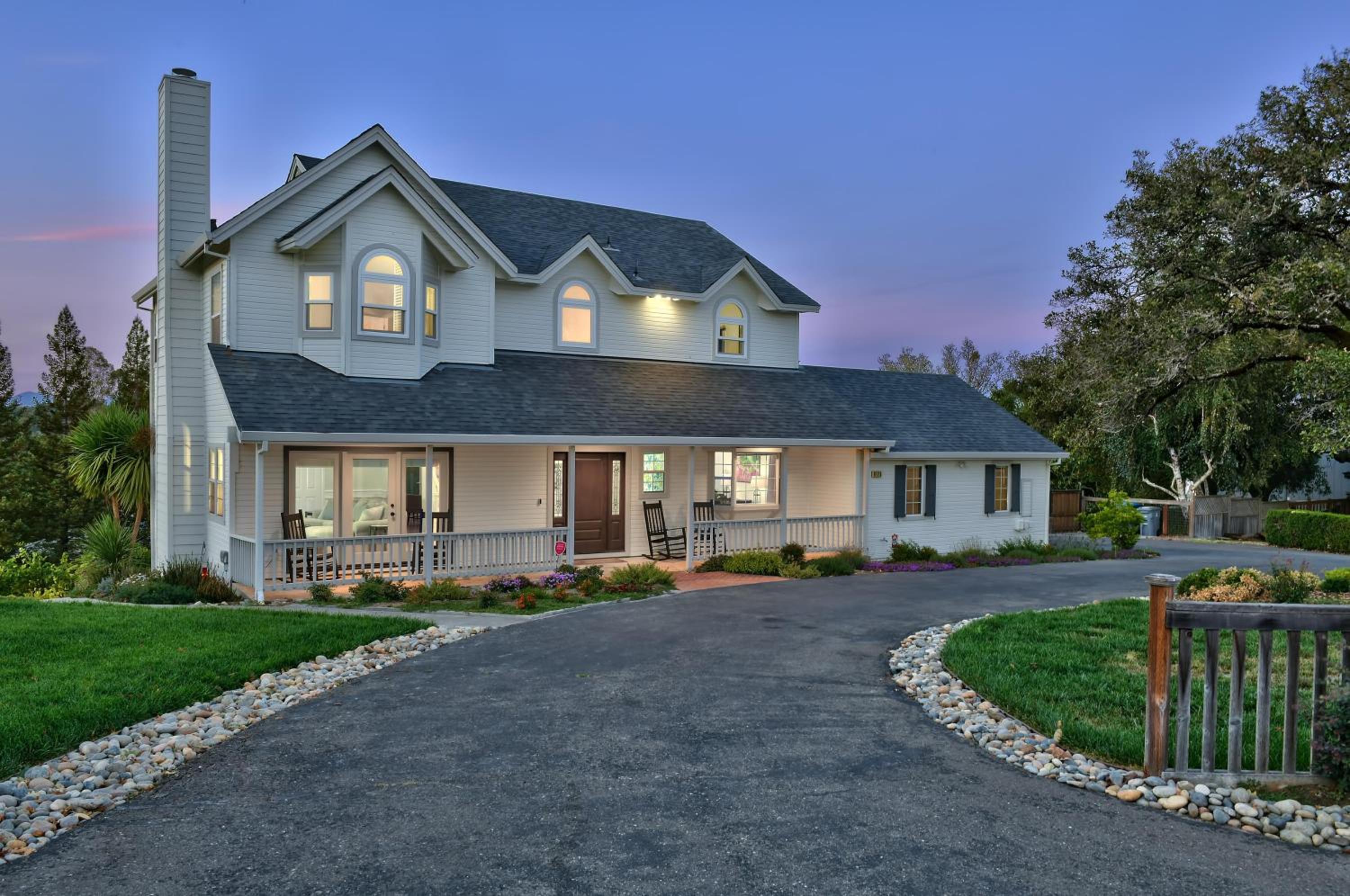 Moore Family Farmhouse - Wine Tastings Included