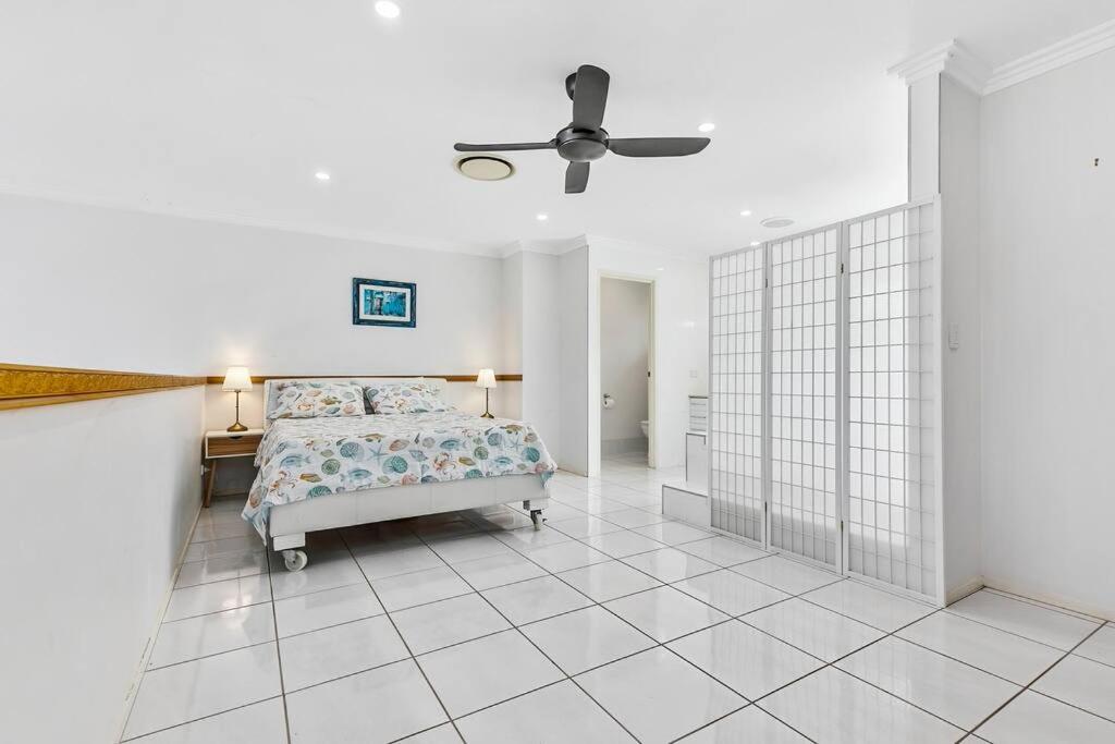 Smooth Sailing -Modern 2 bedroom apartment!