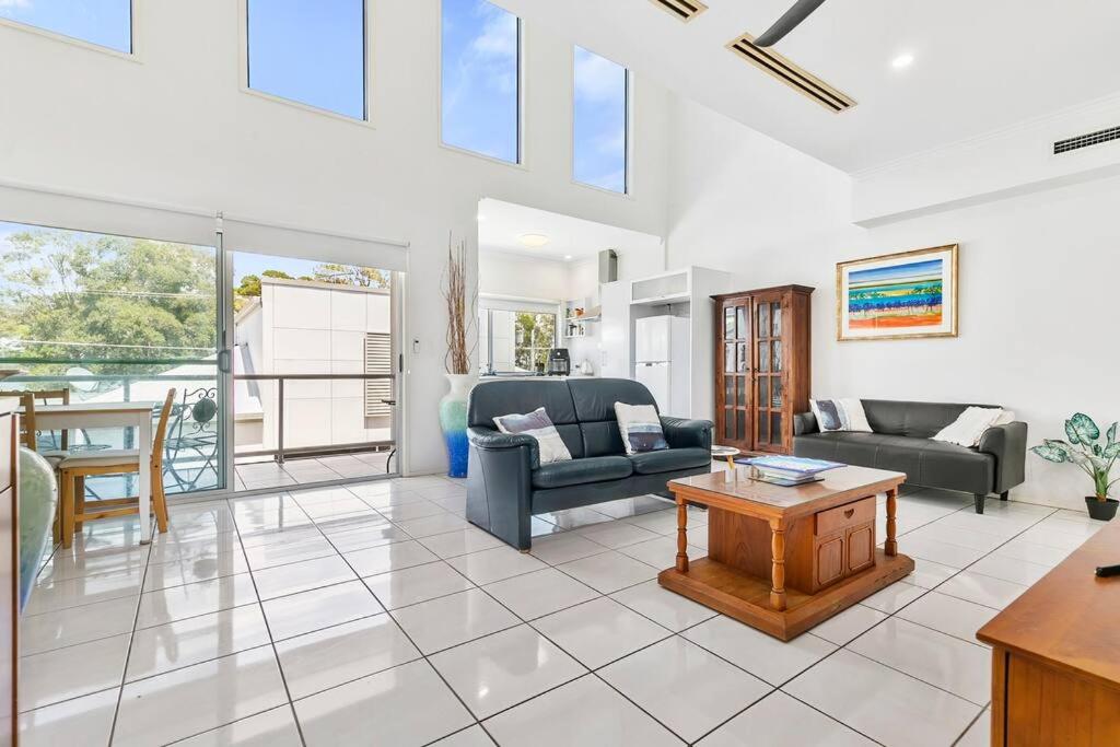 Smooth Sailing -Modern 2 bedroom apartment!