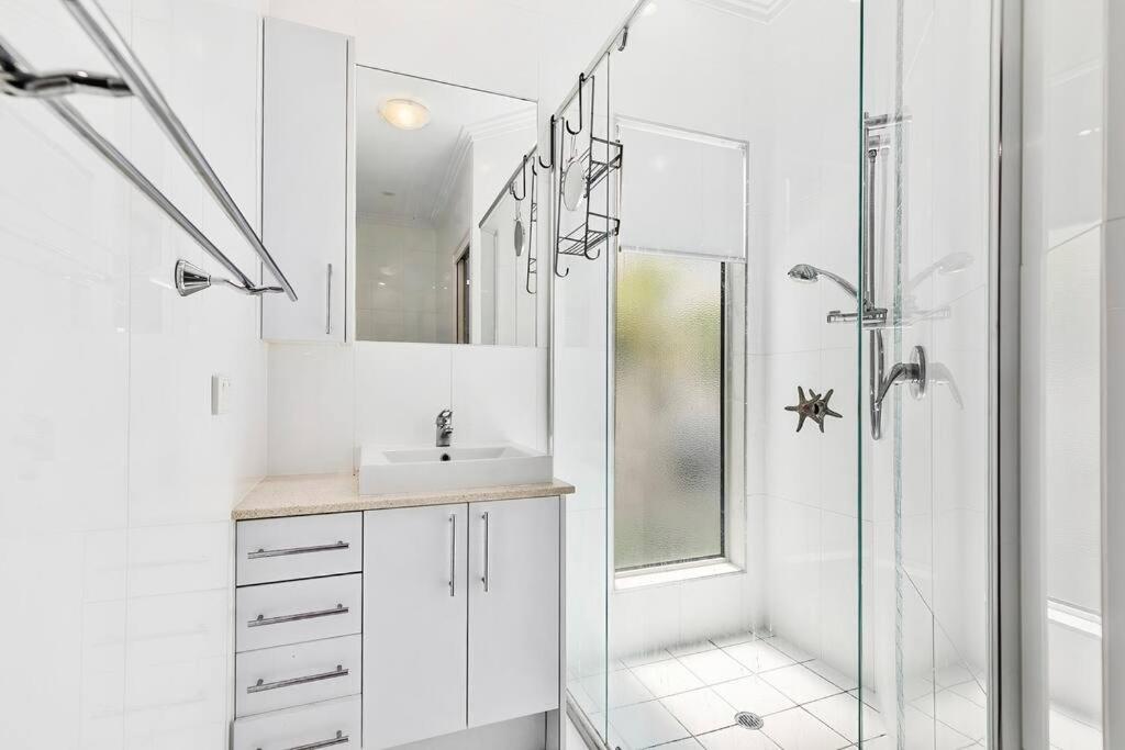 Smooth Sailing -Modern 2 bedroom apartment!