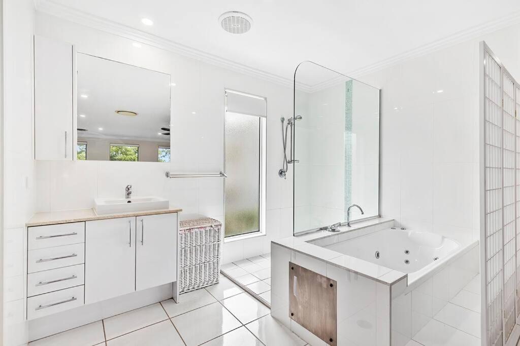 Smooth Sailing -Modern 2 bedroom apartment!