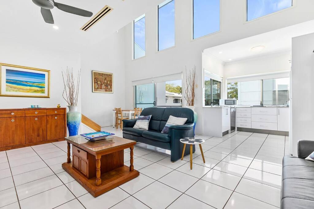 Smooth Sailing -Modern 2 bedroom apartment!