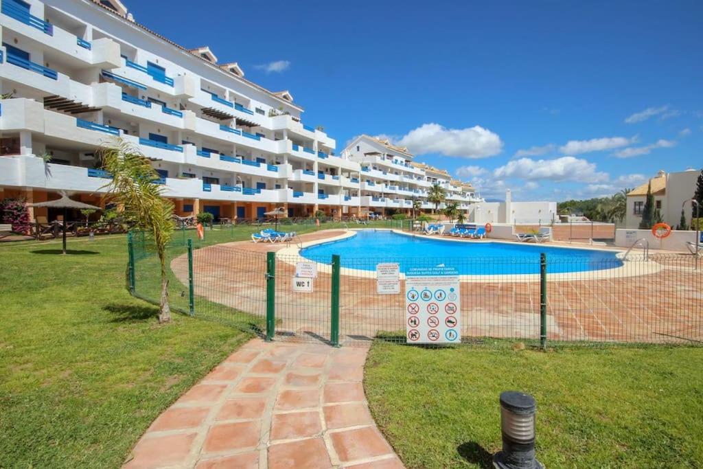 2 bedrooms sea and pool view apt in Duquesa Golf & Gardens Manilva view 3