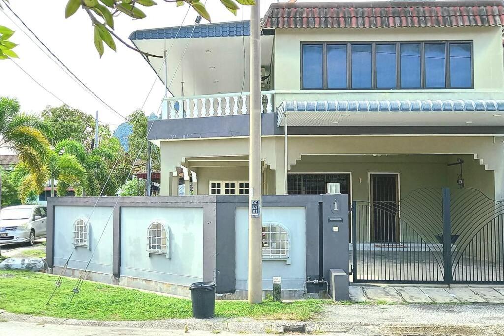 5 Bedroom 2 Bathrooms End-lot House, 3 parkings - Ipoh, Tambun photo 1
