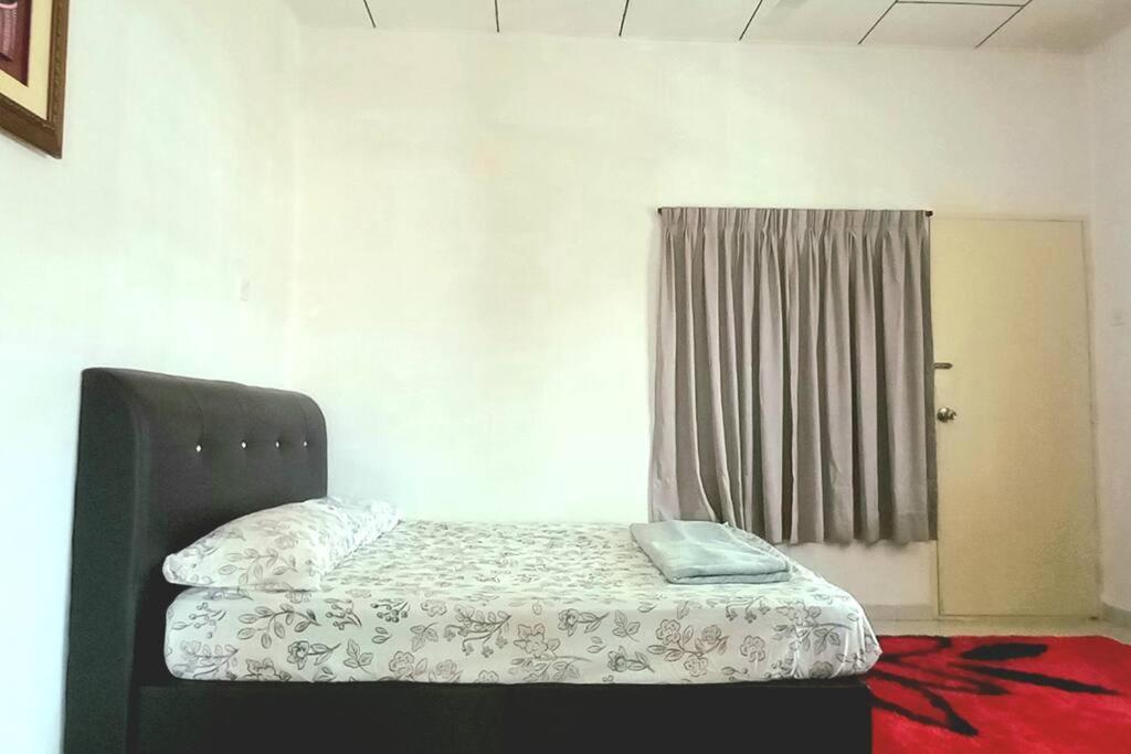 5 Bedroom 2 Bathrooms End-lot House, 3 parkings - Ipoh, Tambun photo 5