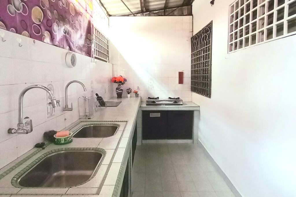 5 Bedroom 2 Bathrooms End-lot House, 3 parkings - Ipoh, Tambun photo 7