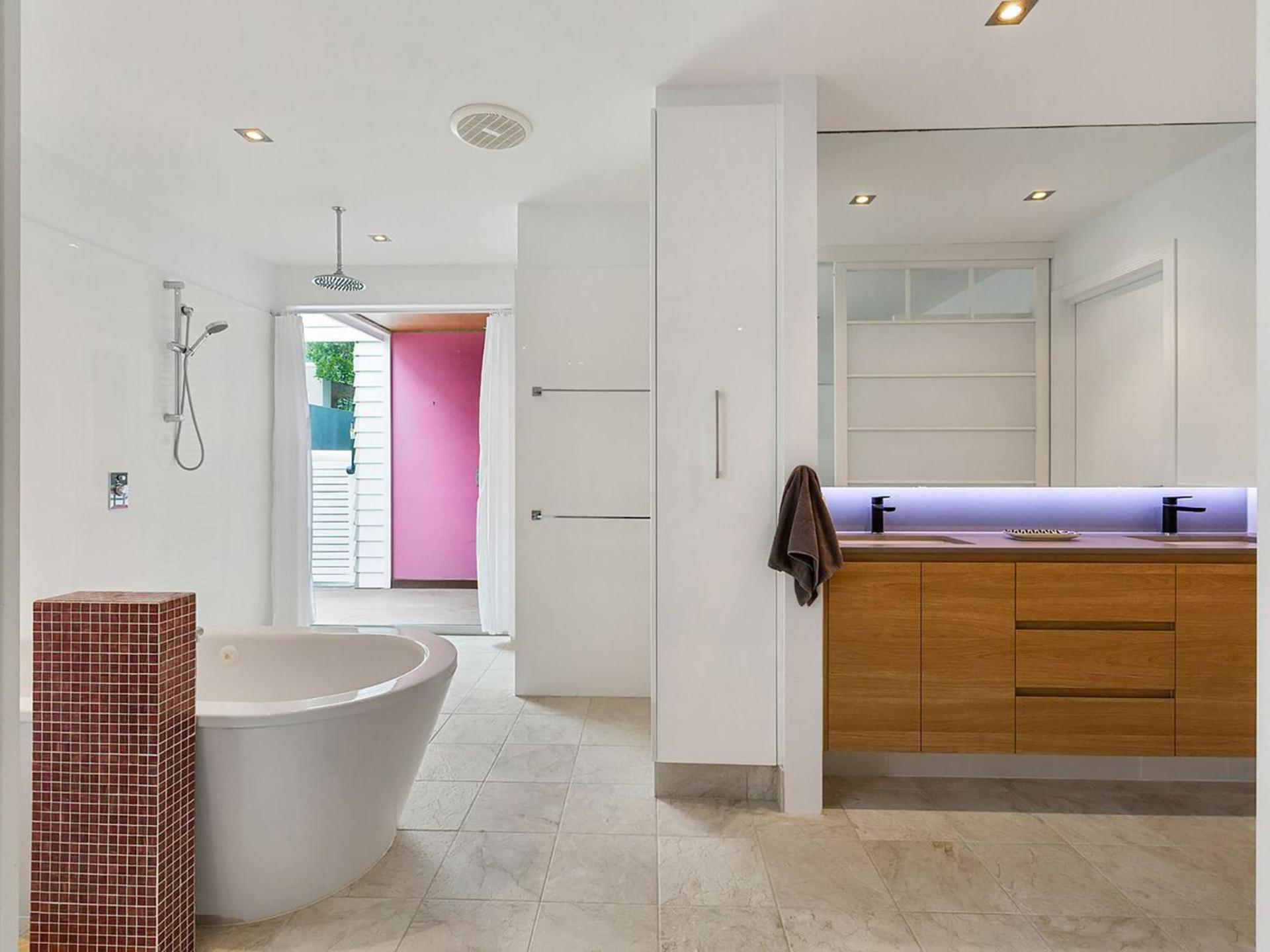 Stunning Beachfront On She oak