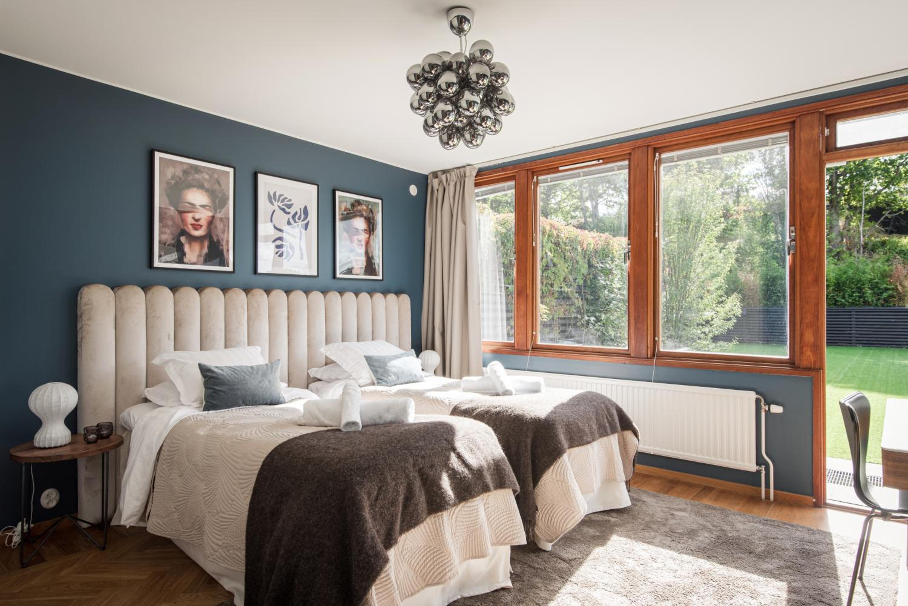 Exclusive Lakefront Mansion with pools in Stockholm view 3
