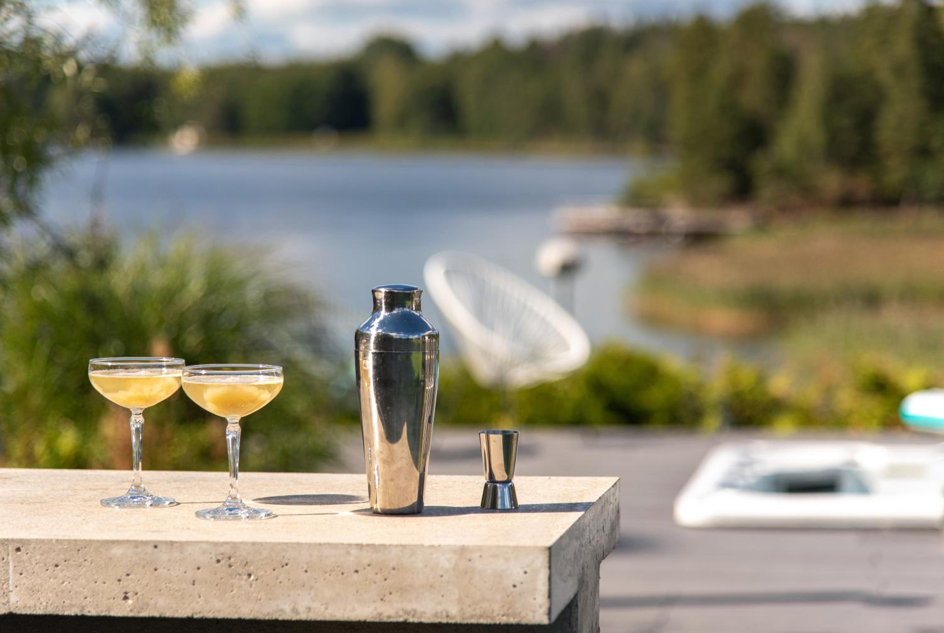 Exclusive Lakefront Mansion with pools in Stockholm view 2