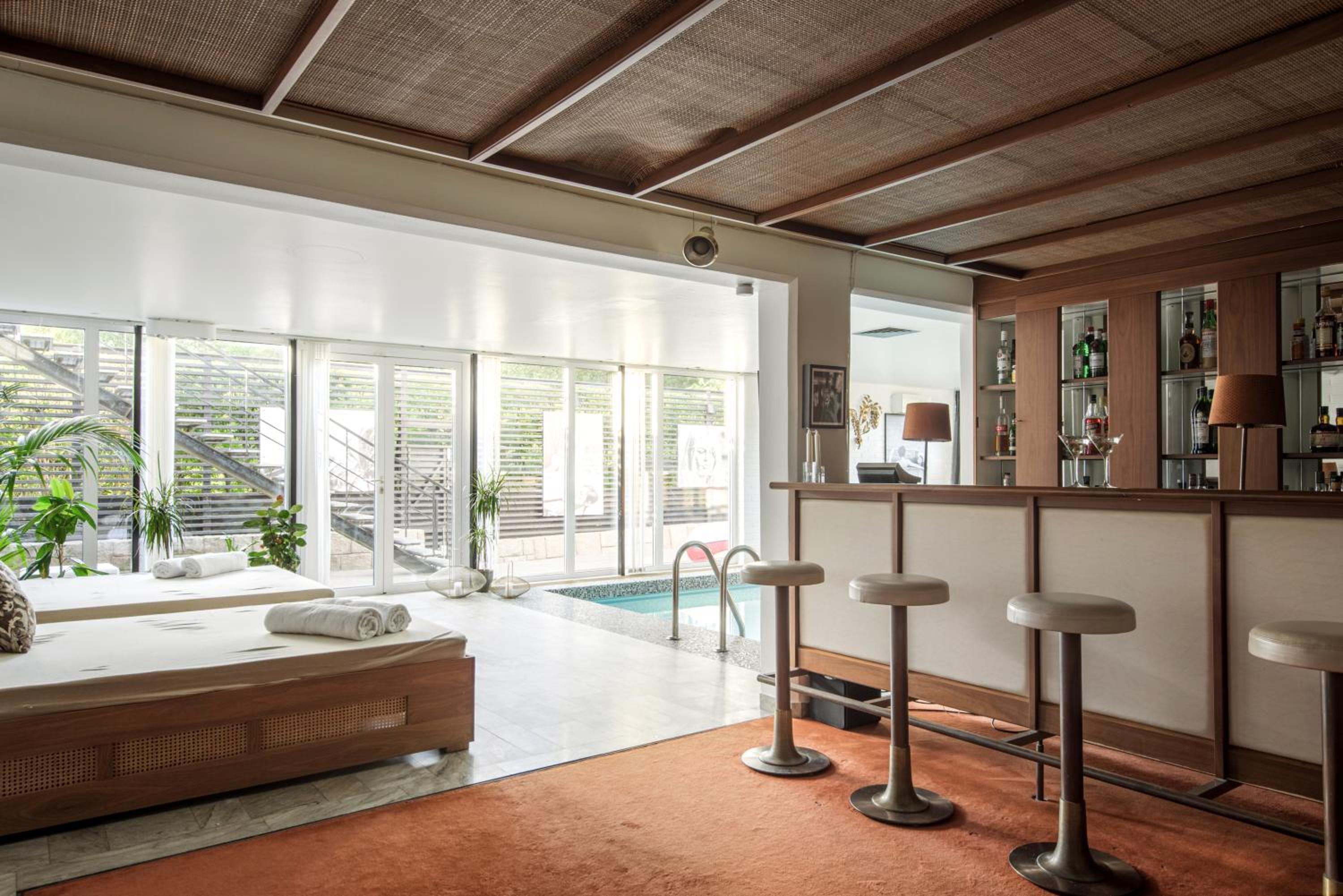 Exclusive Lakefront Mansion with pools in Stockholm view 5