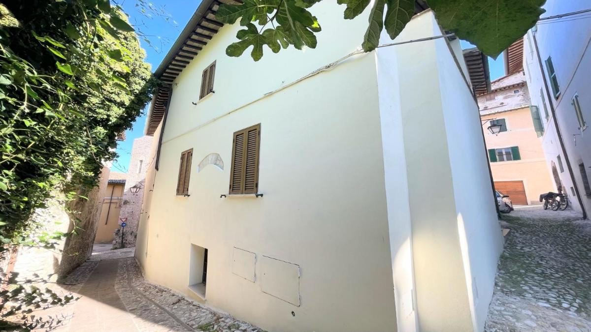 Spoleto detached villa centrally located - car unnecessary - wifi - sleeps 10 view 2