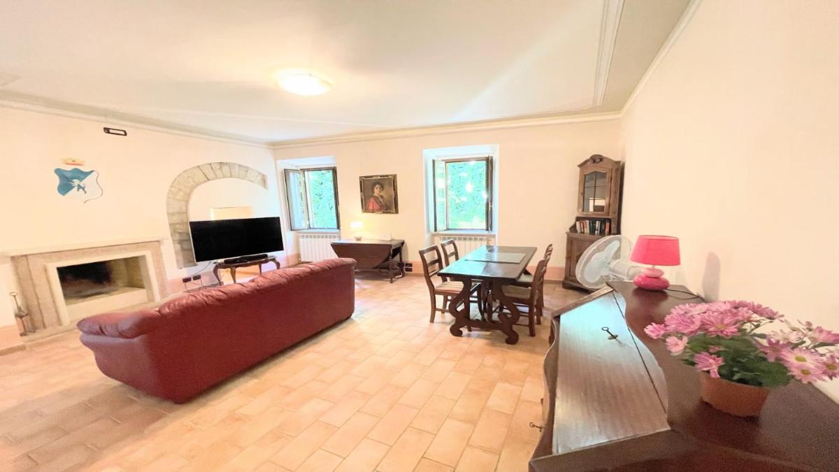 Spoleto detached villa centrally located - car unnecessary - wifi - sleeps 10 view 4
