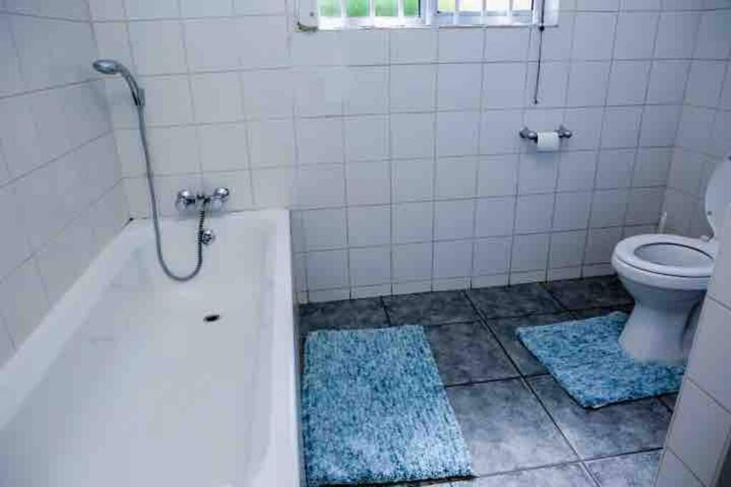 Lovely 2 bedroomed unit with a beautiful garden view 3