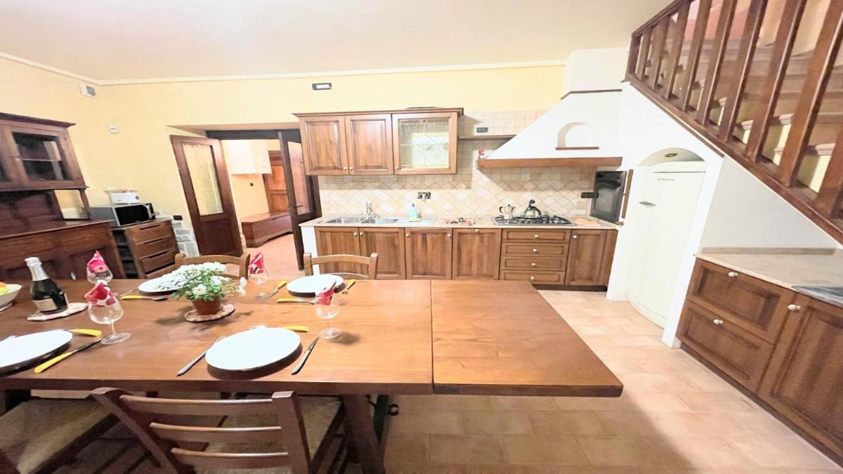 huge town house in Spoleto storico - car unnecessary - wifi - sleeps 10 view 3