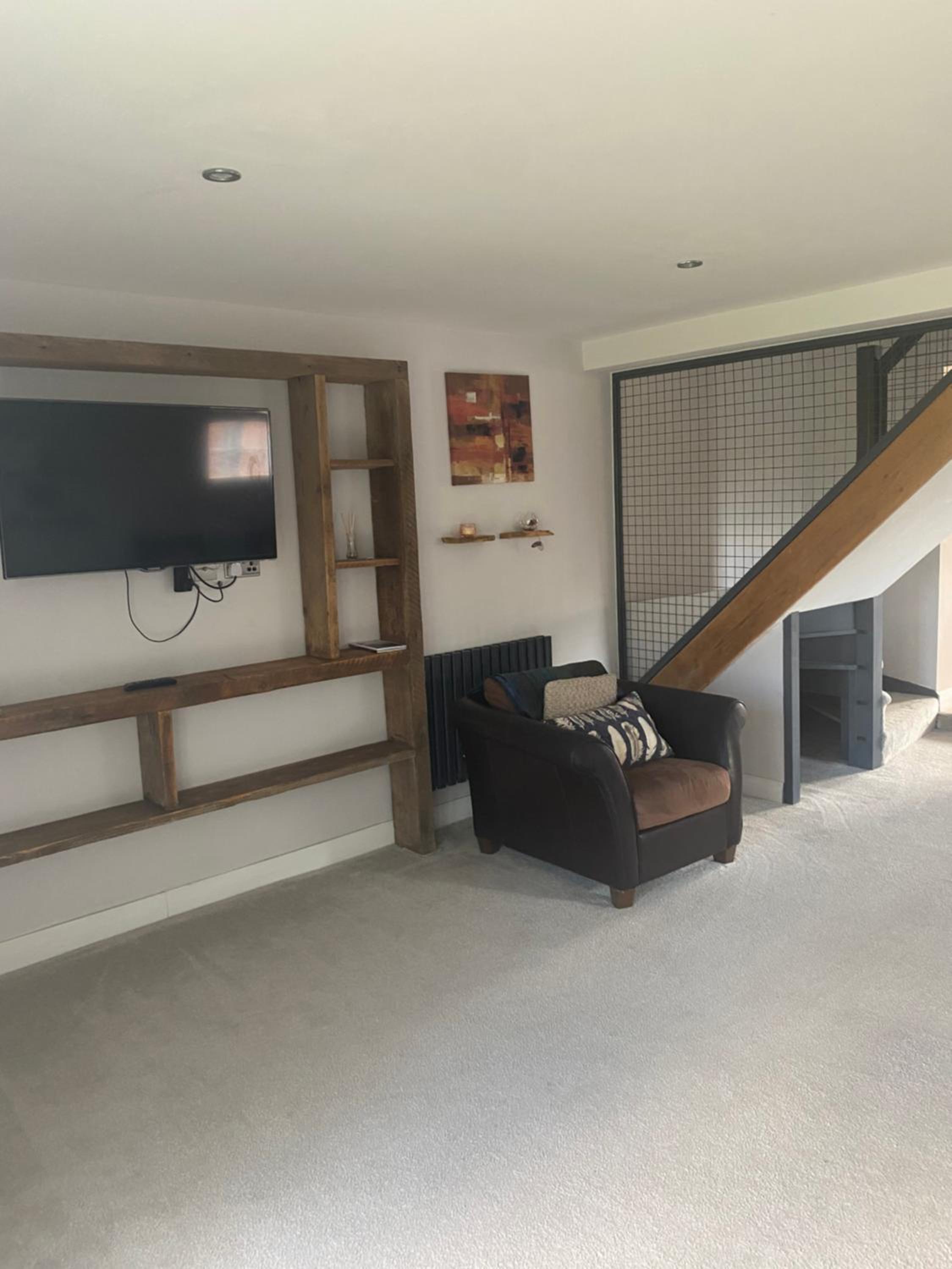 Upstairs river apartment