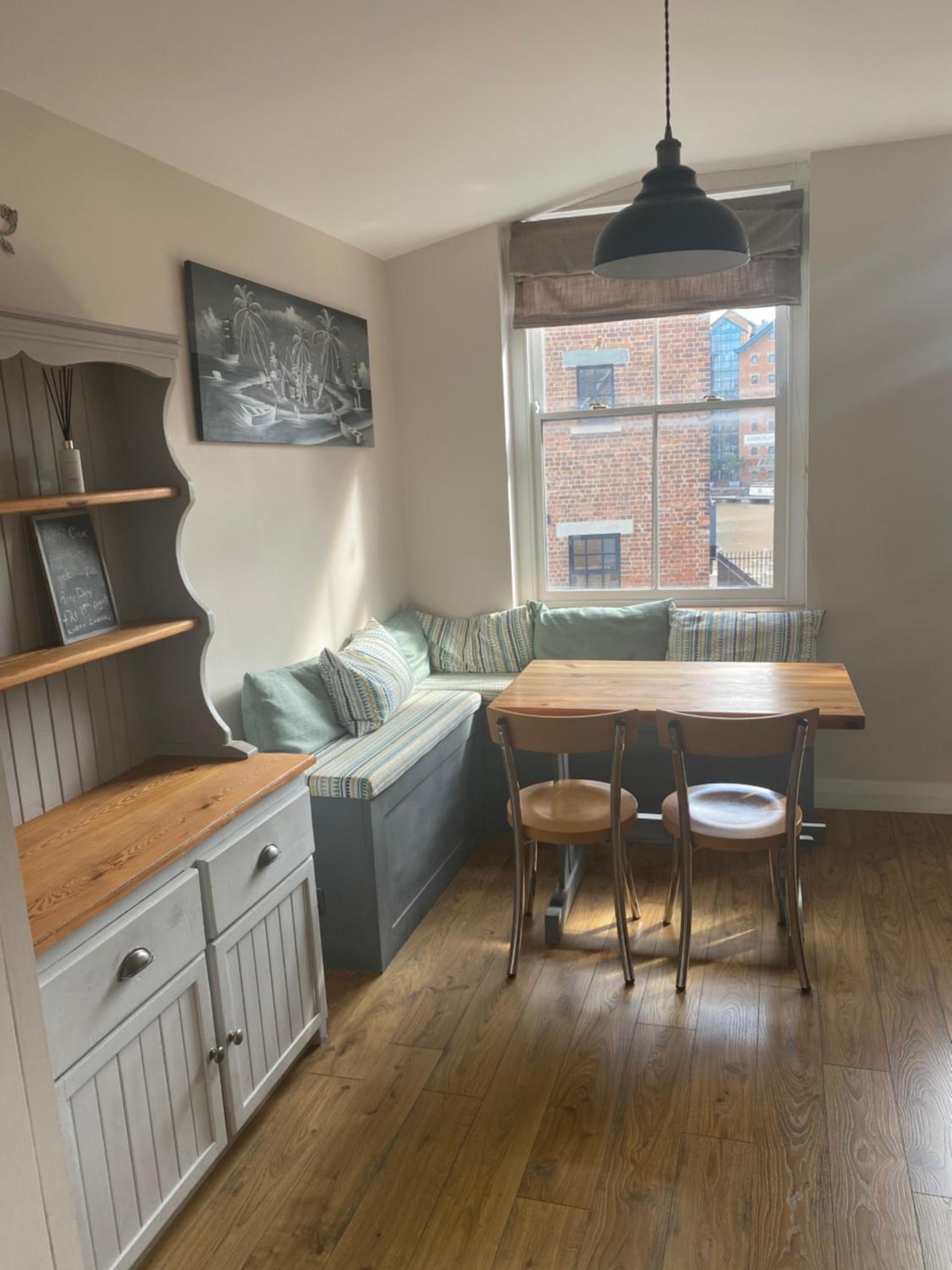 Upstairs river apartment