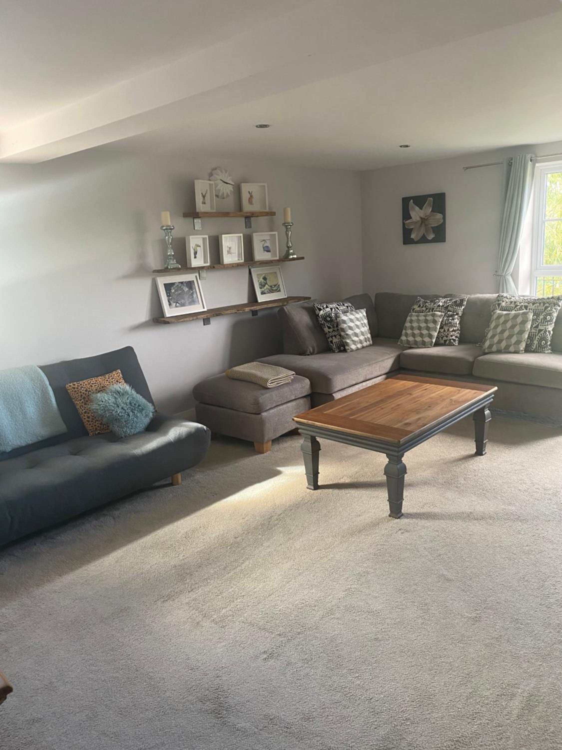 Upstairs river apartment