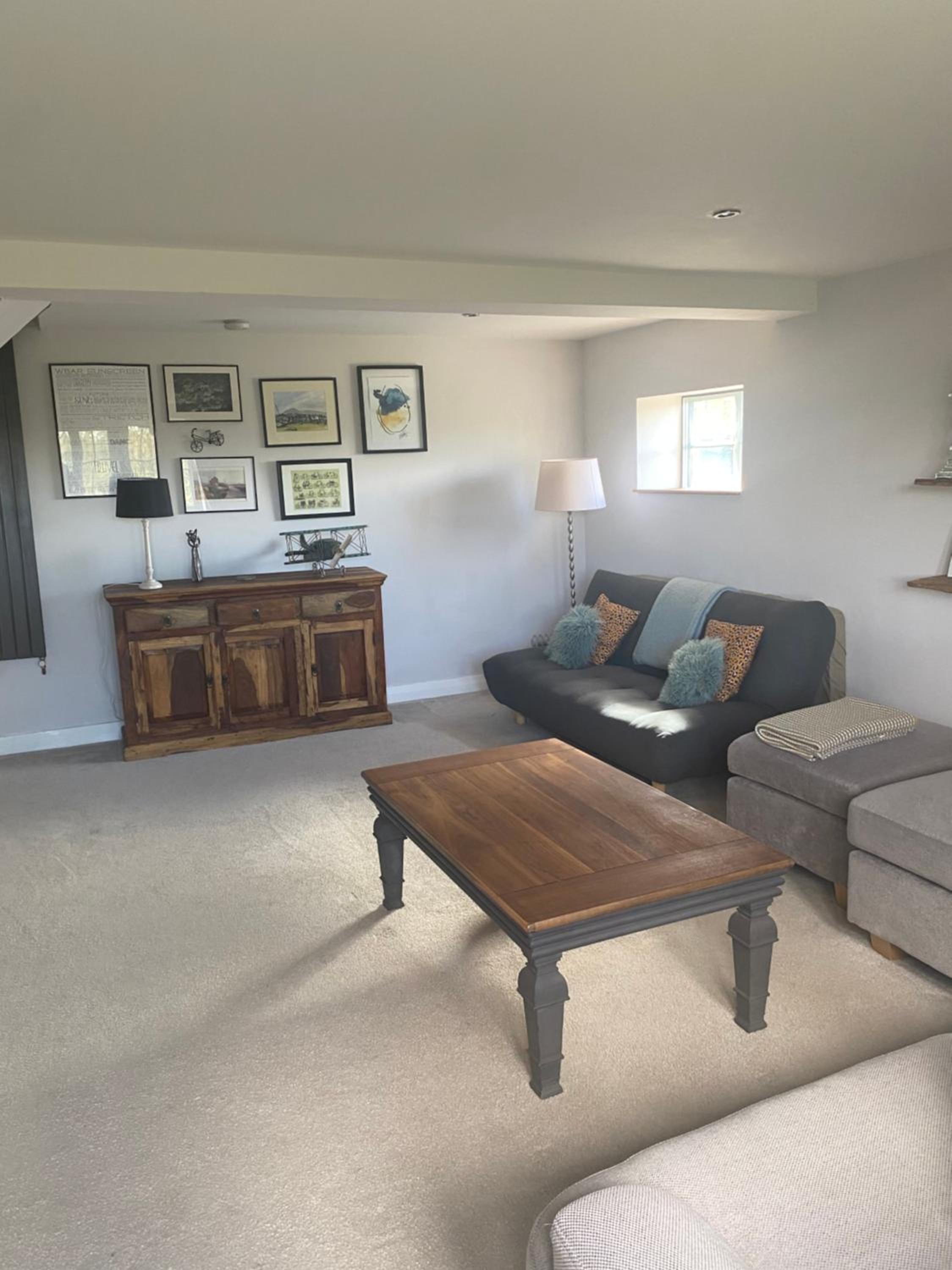 Upstairs river apartment