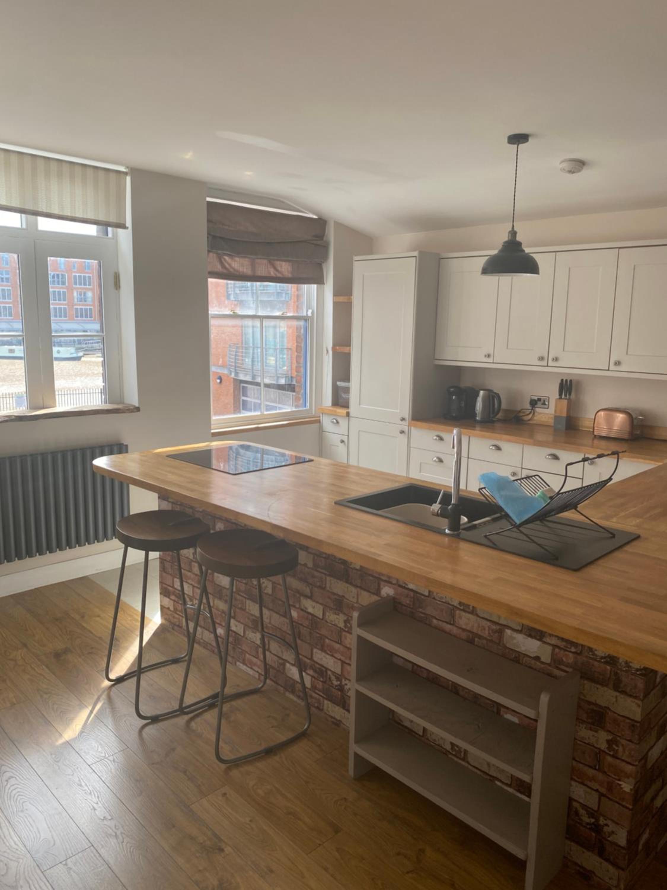 Upstairs river apartment