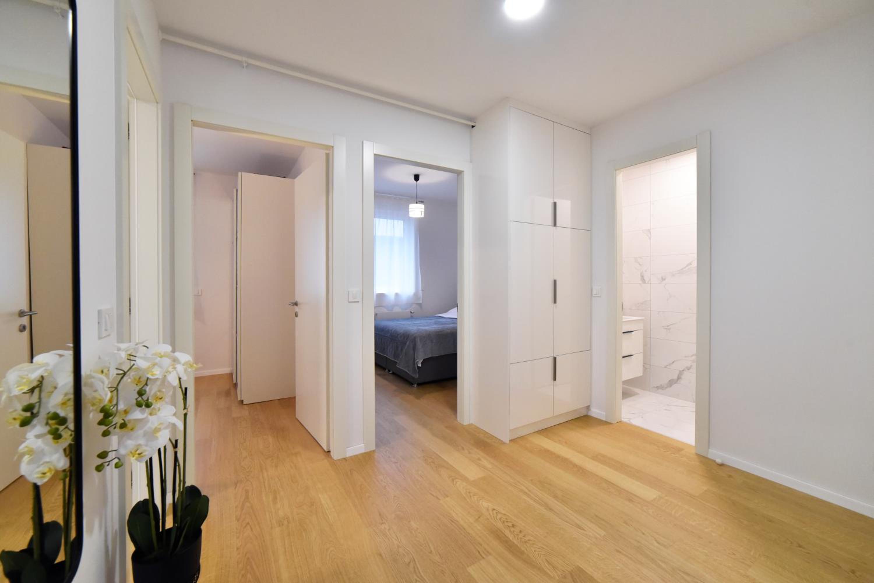 Ophelia - Spacious 2-Bedroom Apartment with Parking & Balcony