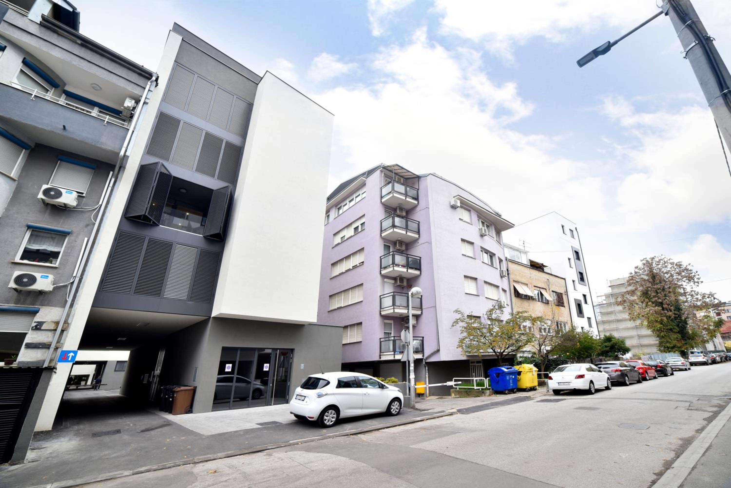 Ophelia - Spacious 2-Bedroom Apartment with Parking & Balcony