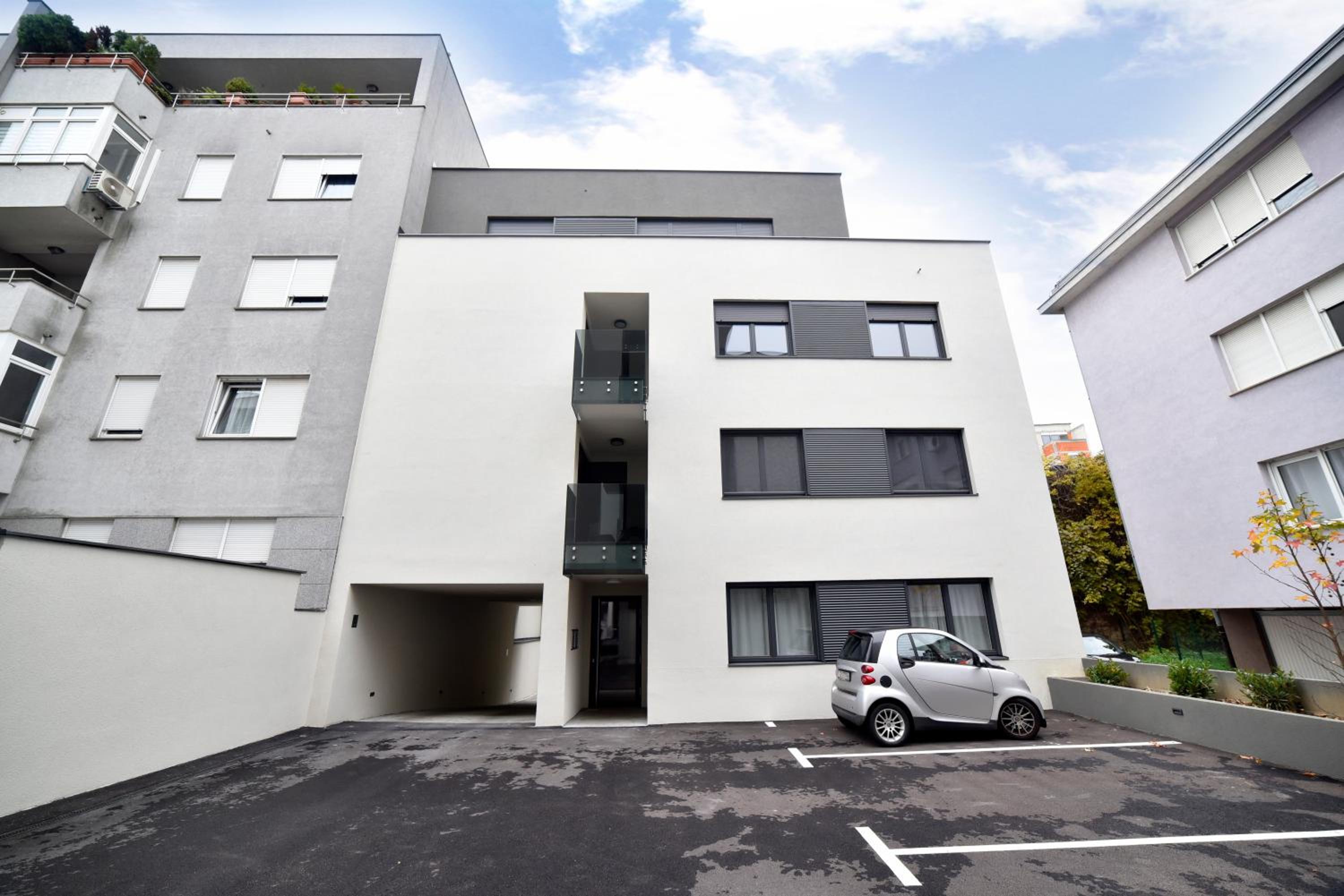 Ophelia - Spacious 2-Bedroom Apartment with Parking & Balcony