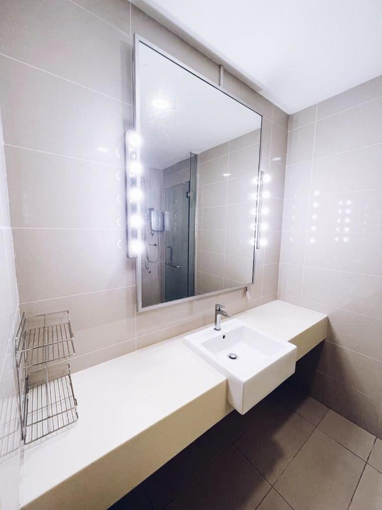 PROMO Connected train 1 Bedroom ABOVE MALL 3a