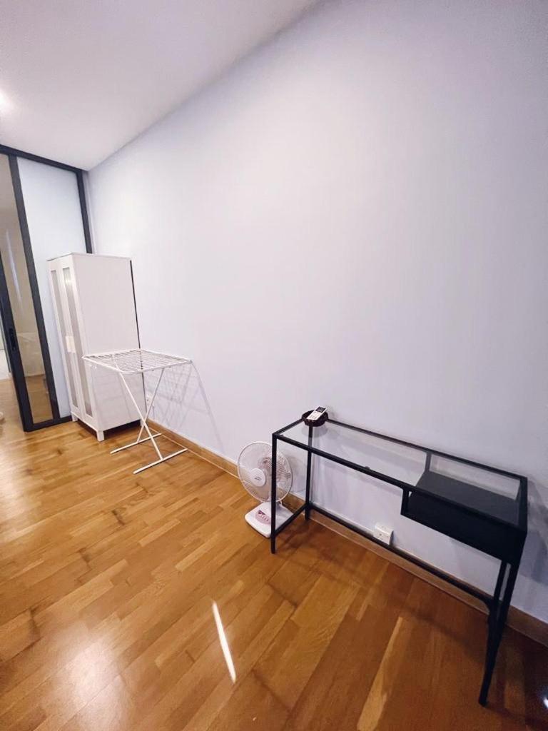 PROMO Connected train 1 Bedroom ABOVE MALL 3a