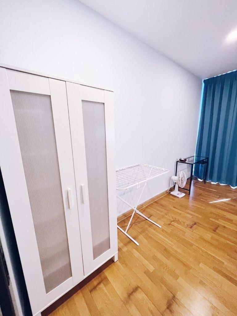 PROMO Connected train 1 Bedroom ABOVE MALL 3a