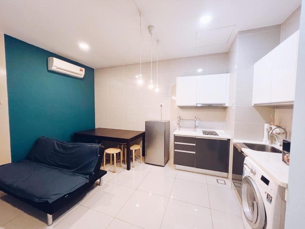 PROMO Connected train 1 Bedroom ABOVE MALL 3a