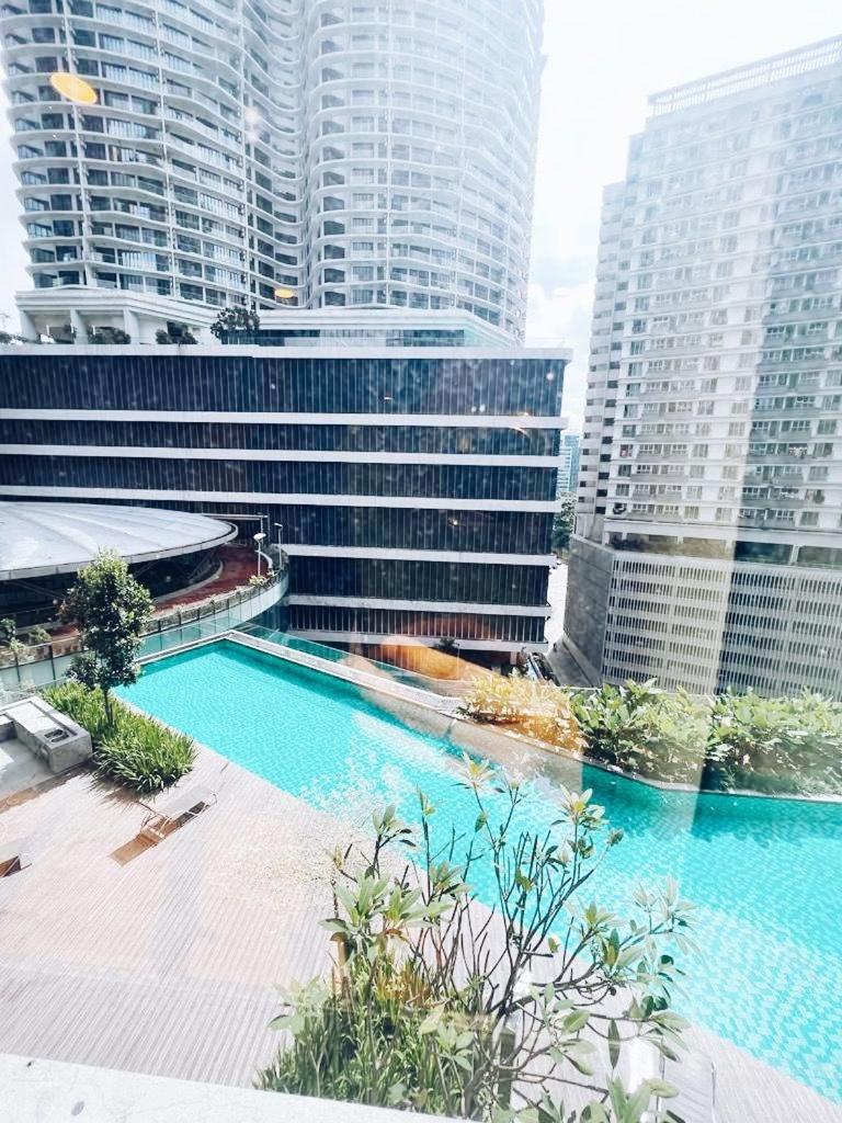 PROMO Connected train 1 Bedroom ABOVE MALL 3a