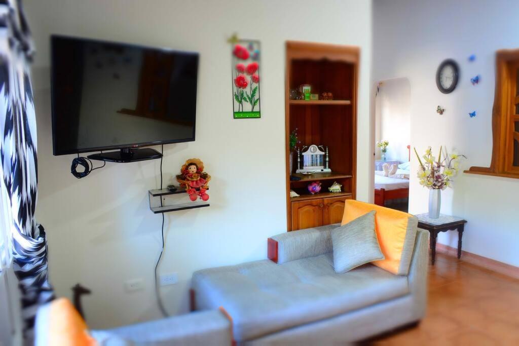 Casa familiar y agradable, parqueadero y BBQ