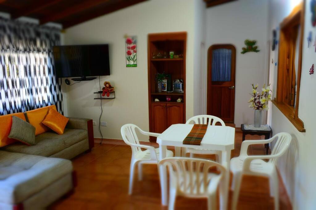 Casa familiar y agradable, parqueadero y BBQ