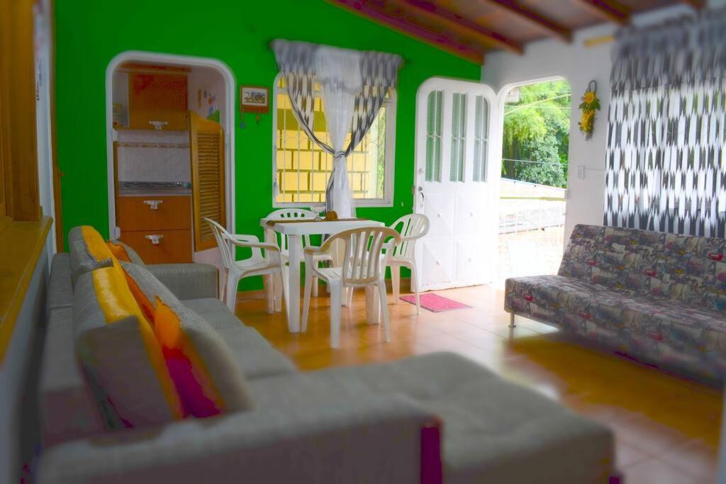 Casa familiar y agradable, parqueadero y BBQ