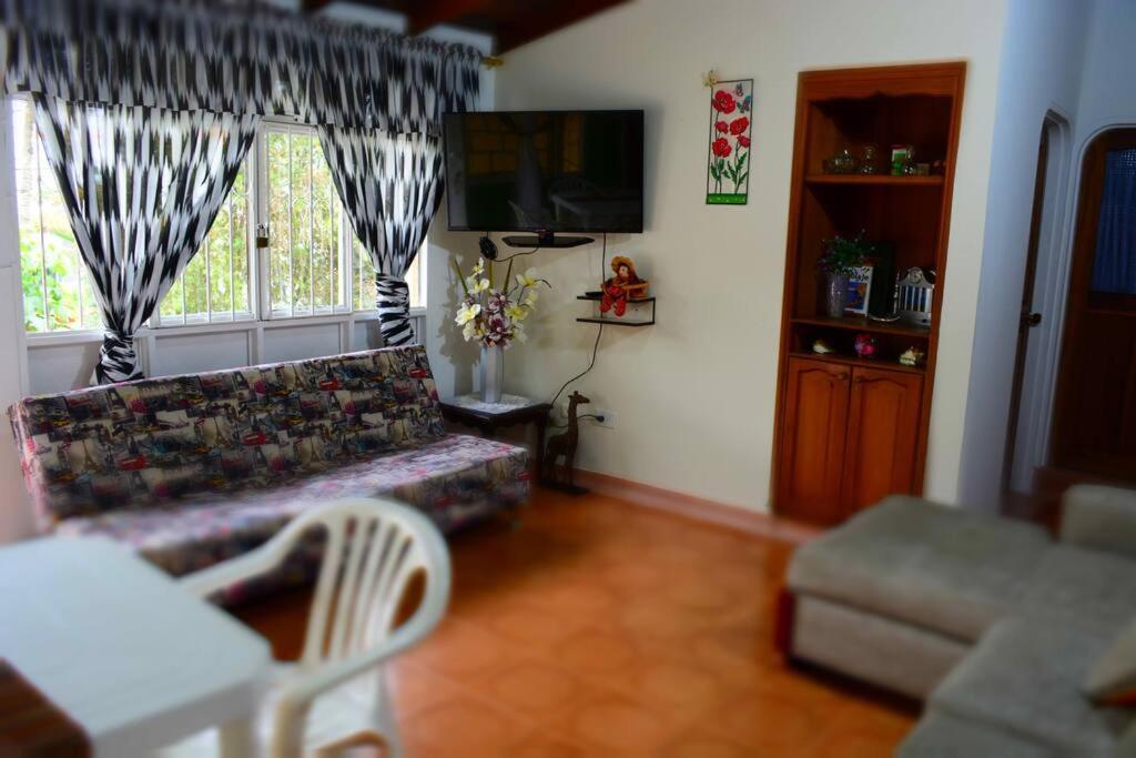 Casa familiar y agradable, parqueadero y BBQ