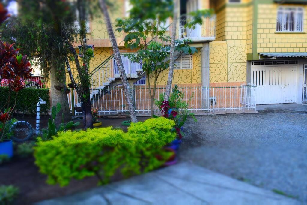 Casa familiar y agradable, parqueadero y BBQ