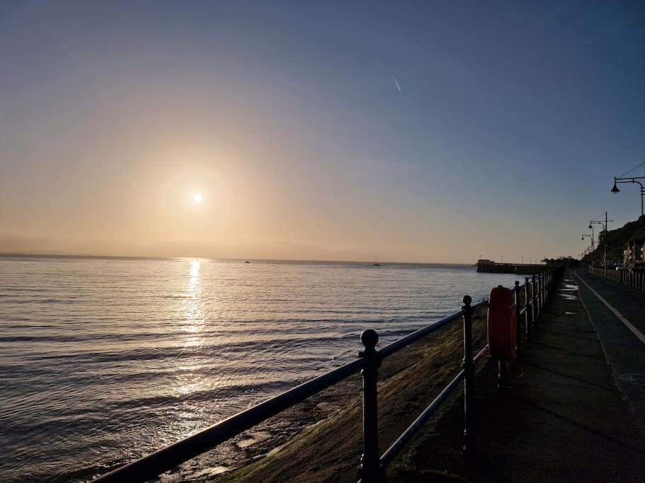 Lovely Seafront Apartment with Garden