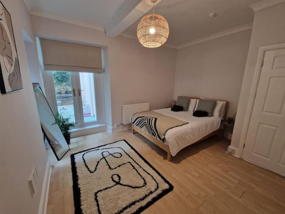 Lovely Seafront Apartment with Garden