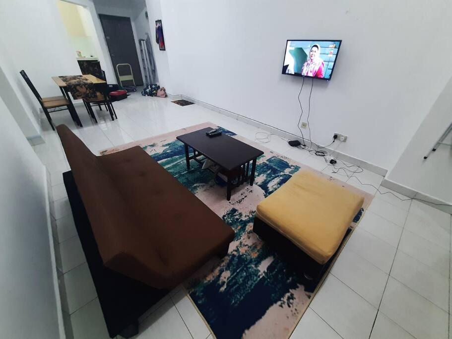 3-bedroom apartment with guarded parking inside photo 1