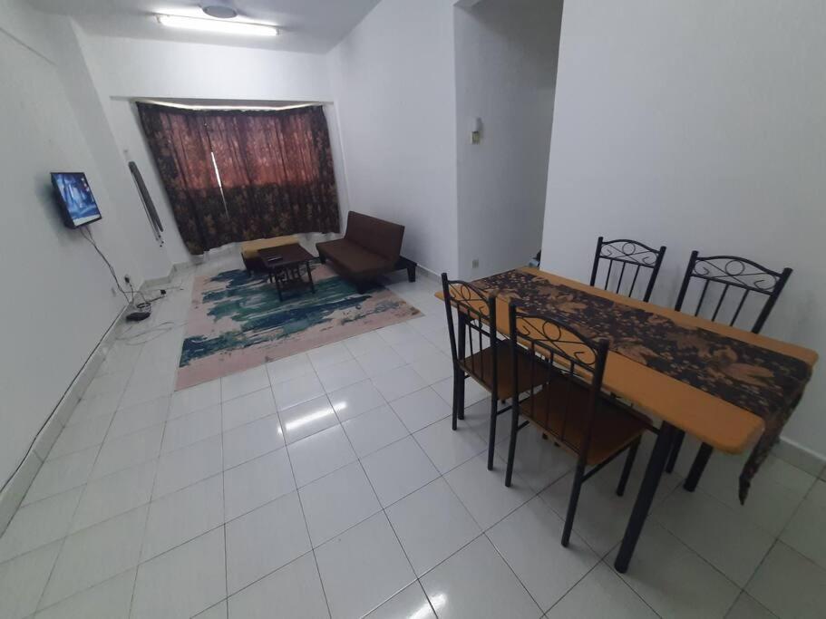 3-bedroom apartment with guarded parking inside photo 2