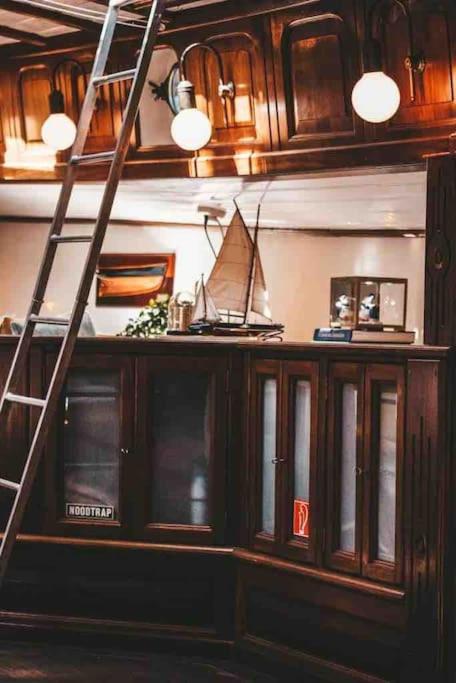 AMAZING PRIVATE LUXURY BOAT ACCOMMODATION