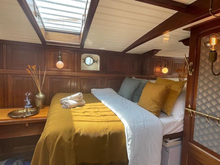 AMAZING PRIVATE LUXURY BOAT ACCOMMODATION