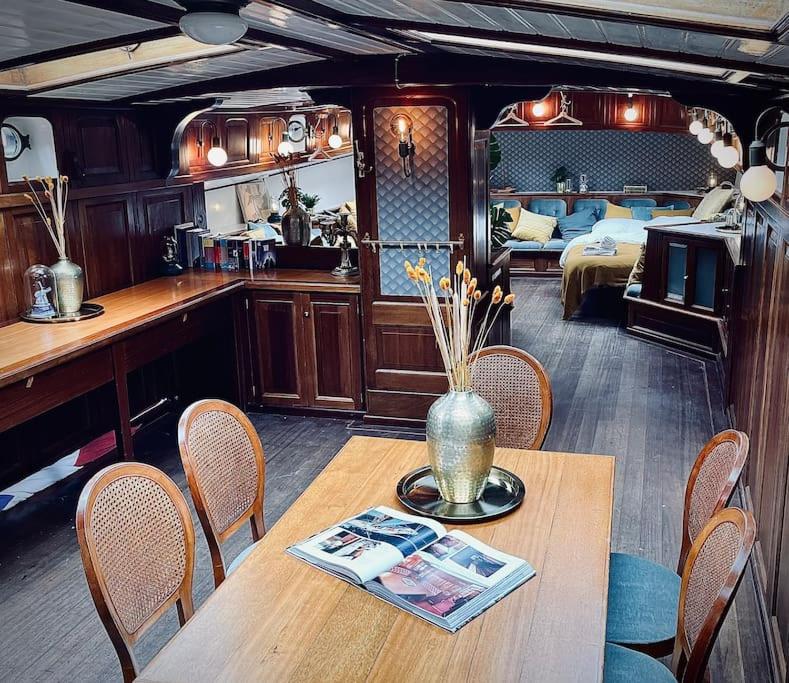 AMAZING PRIVATE LUXURY BOAT ACCOMMODATION