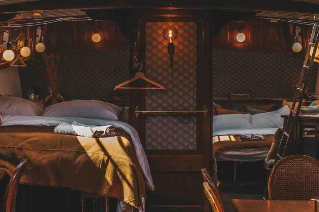 AMAZING PRIVATE LUXURY BOAT ACCOMMODATION