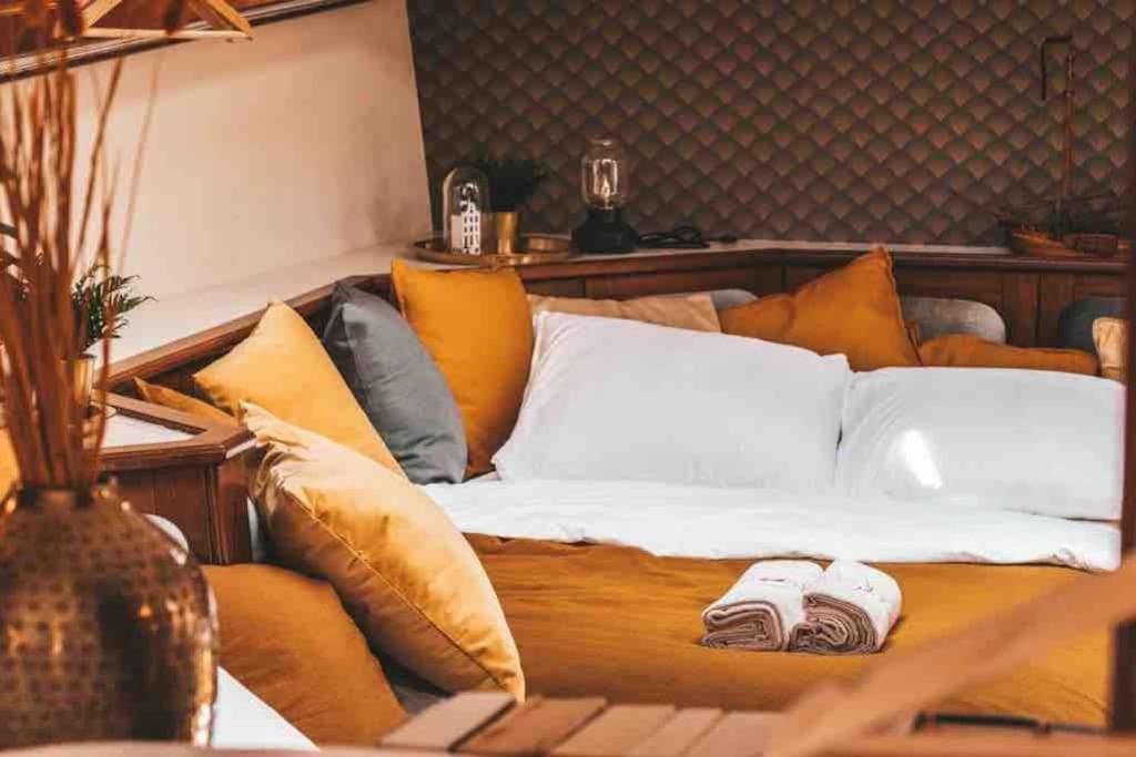 AMAZING PRIVATE LUXURY BOAT ACCOMMODATION