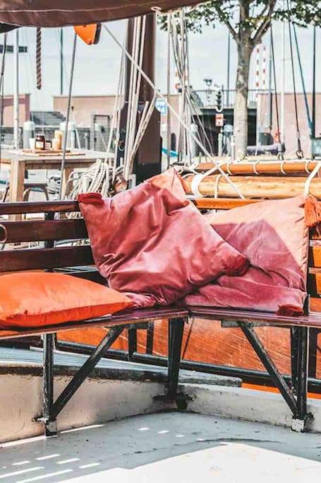 AMAZING PRIVATE LUXURY BOAT ACCOMMODATION