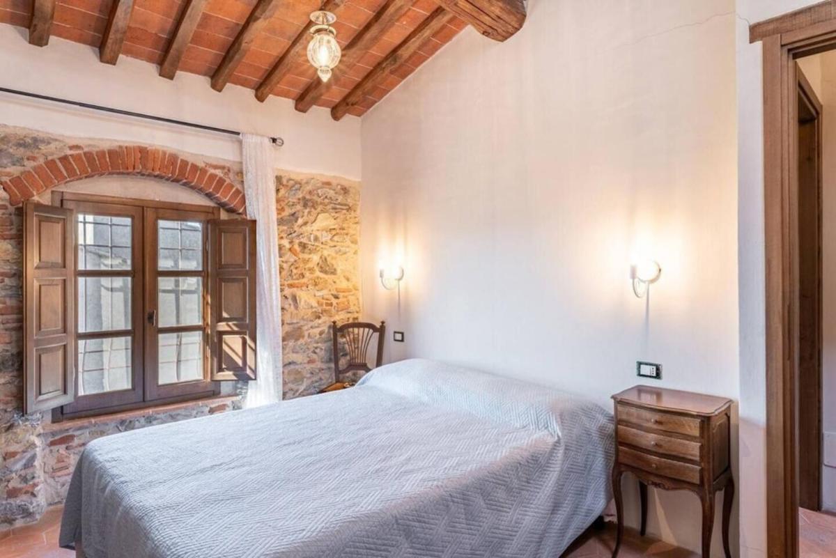 Villa Pera by Nicola Real Estate
