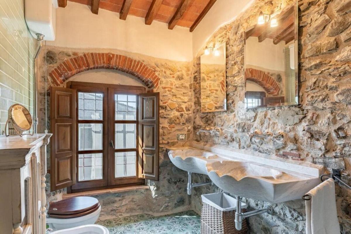 Villa Pera by Nicola Real Estate